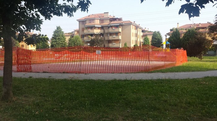 Recintata zona per realizzazione area gioco